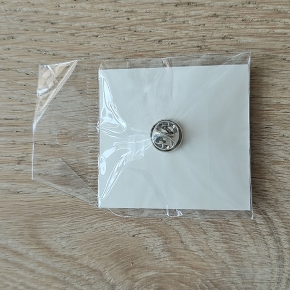 NWOT Greygoose Cocktail Pin - Picture 2 of 2